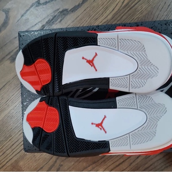 Size 8 red cement retro 4s - Picture 7 of 7